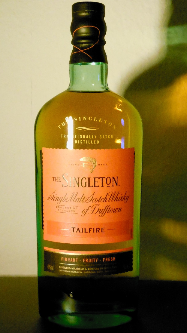 Tiefe Bernsteinflasche Singleton of Dufftown Tailfire Single Malt Scotch Whisky mit schwarzem Etikett, das ein Löwen- und Schlosswappen zeigt.