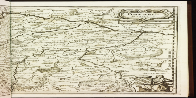 Ein aufgeschlagenes Buch, das eine detaillierte Karte von Bayern zeigt, mit Städten, Dörfern, Flüssen und anderen geografischen Merkmalen beschriftet.