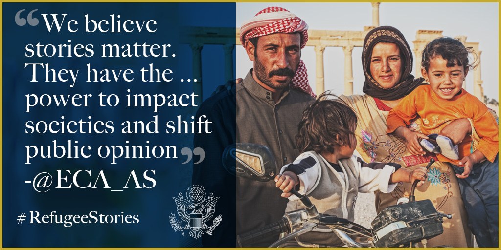Ein Plakat mit einem Mann, einer Frau und zwei Kindern, die rechts lächeln, sowie Text und einem Logo links, das lautet "Wir glauben, dass Geschichten wichtig sind, sie haben die Kraft, Gesellschaften zu beeinflussen und öffentliche Meinungen zu verschieben @ECA AS".