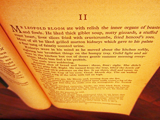 Zwei Blätter Papier werden nebeneinandergelegt.