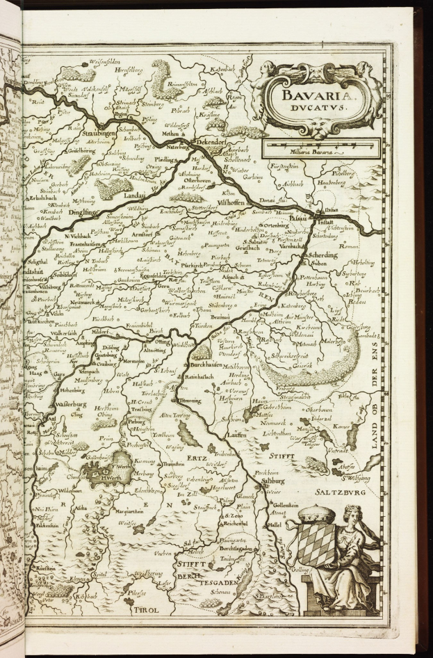 Ein aufgeschlagenes Buch, das eine detaillierte Karte von Bayern zeigt, mit sichtbarem Text und geografischen Merkmalen wie Städten, Dörfern, Flüssen und anderen Sehenswürdigkeiten.