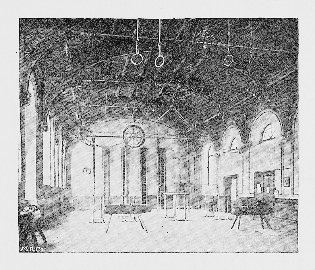 Schwarzes und weißes Foto eines großen Turnhallen mit Tischen, Stühlen, Säulen, Wänden, Fenstern und Deckenringen beschriftet mit "New York City Gymnasium".