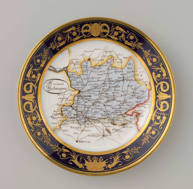 Ein weißes Schild mit einer detaillierten Karte Deutschlands, geschmückt mit kunstvollen Designs und Texten.