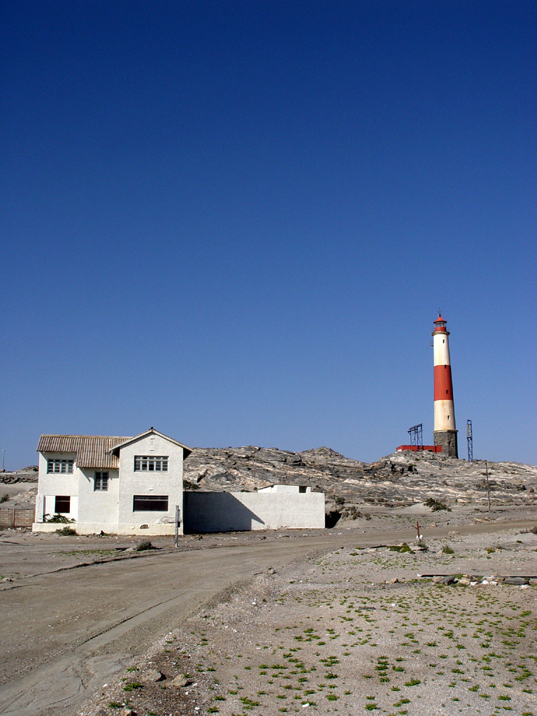 Ein Gebäude mit einem Turm, das auf dem Boden steht.