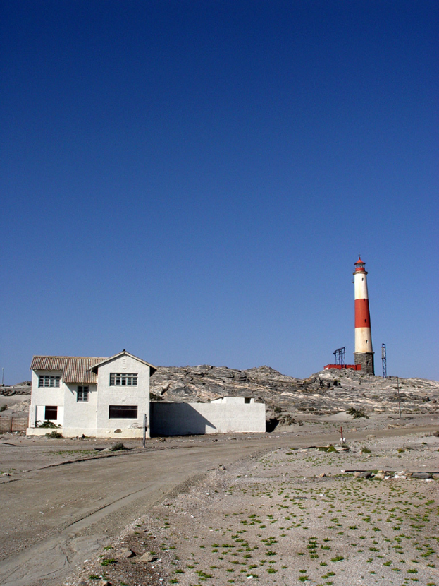 Ein Gebäude mit einem Turm, das auf dem Boden steht.