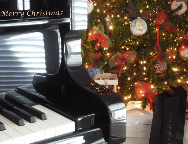 Ein Weihnachtsbaum und ein Piano auf dem Boden, mit einigen Objekten auf dem Baum.