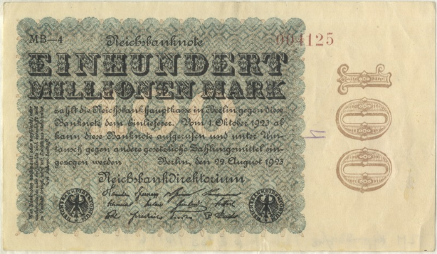 Eine alte deutsche Banknote von 1923 mit der Aufschrift "Einhundert Millionen Mark".