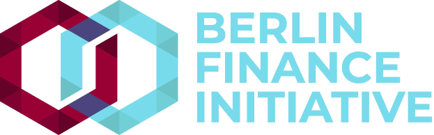 Logo der Berlin Finance Initiative mit einem blauen Kreis mit weißer Umrandung und einem weißen "B" in der Mitte, umgeben von einem weißen Ring mit einem blau-weißen Karomuster, alles auf einem weißen Hintergrund.