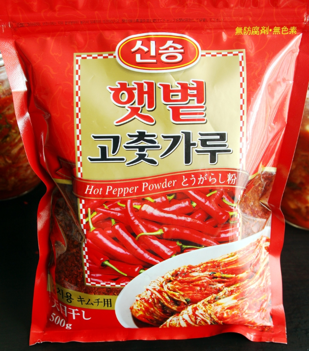 Ein rotes Päckchen mit der Aufschrift "Schärfe-Pulver" und einem Bild von roten Chilischoten.