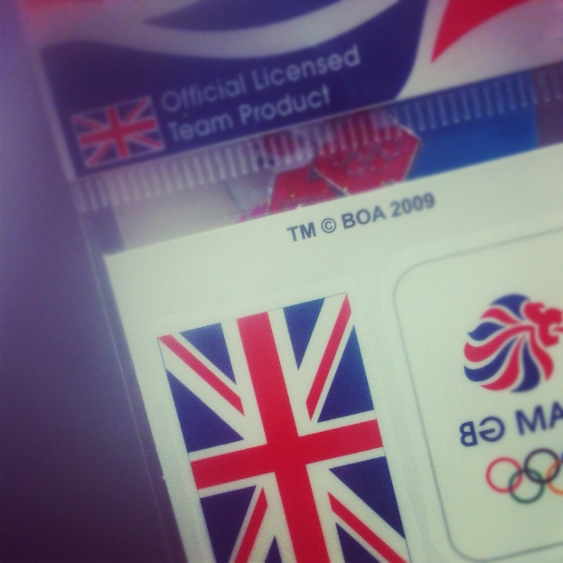 Nahaufnahme eines Personalausweises mit der amerikanischen Flagge und der Aufschrift "Kritische Lizenz" auf der Vorderseite.