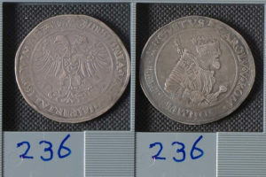 Zwei Silbermünzen in einer schwarzen Box, eine mit der Nummer 1 und die andere mit der Nummer 2, beide scheinbar aus Deutschland.