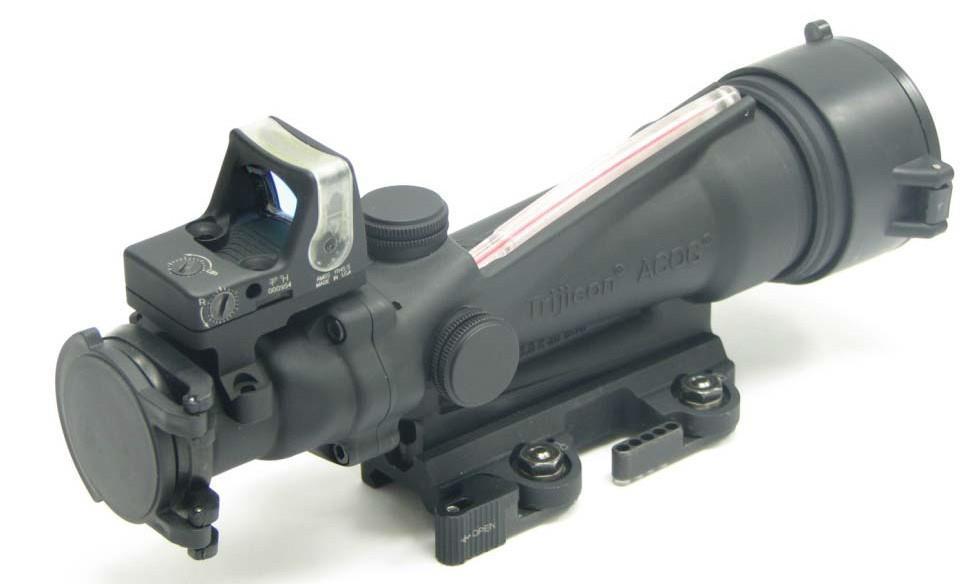 Ein Nahaufnahme eines Gewehrzielfernrohrs mit einem roten Punktvisier, das auf einem weißen Hintergrund montiert ist.