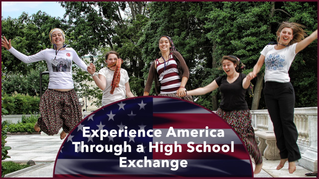 Eine Gruppe strahlender Frauen, die draußen springen, umgeben von Bäumen, Pflanzen und einem klaren blauen Himmel, mit dem Text 'Erlebe Amerika durch einen High-School-Austausch' unten.