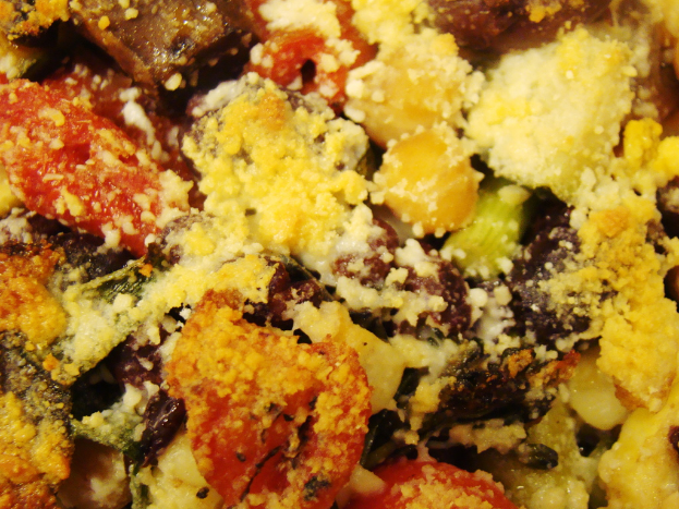 Eine Vielfalt an Lebensmitteln, die zusammen angeordnet sind.