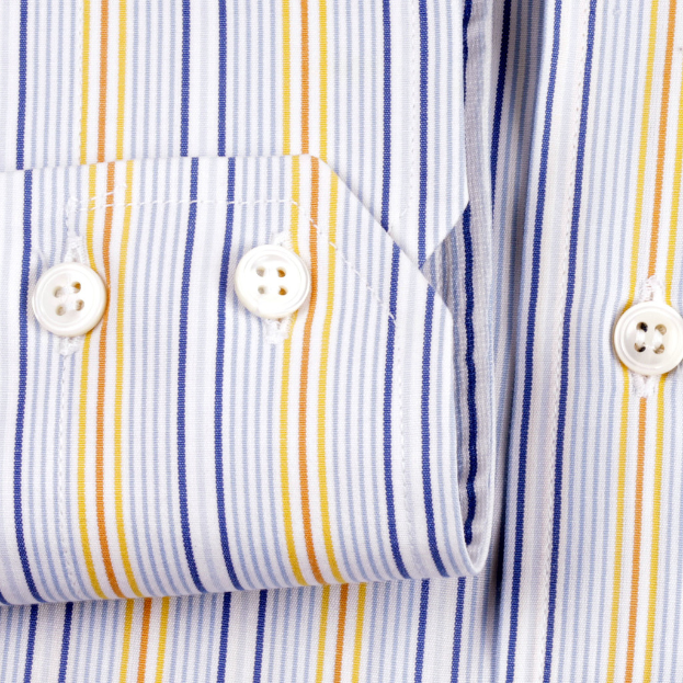 Ein Hemd mit einigen Knöpfen.