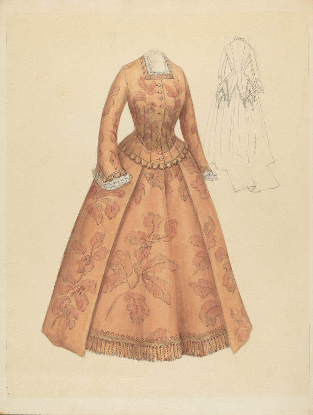 Ausführliches 18. Jahrhundert Kostüm-Entwurf-Drawing einer bodenlangen Robe mit hohem Kragen, floral gemustertem Oberteil in Rosa, Lila und Blau, und Spitzenbesatz am Rock gegen einen hellblauen Hintergrund.