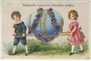 Zwei Kinder, ein Junge und ein Mädchen, stehen nebeneinander und halten Ostereier in den Händen, vor grünem Gras und einem blauen Himmel.