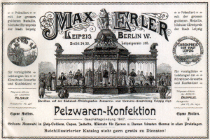 Ein Vintage-Werbeplakat für Max Erler Leipzig in Berlin, Deutschland, das eine Gruppe von Menschen vor einem Gebäude zeigt, mit Text, der ein Ereignis ankündigt.