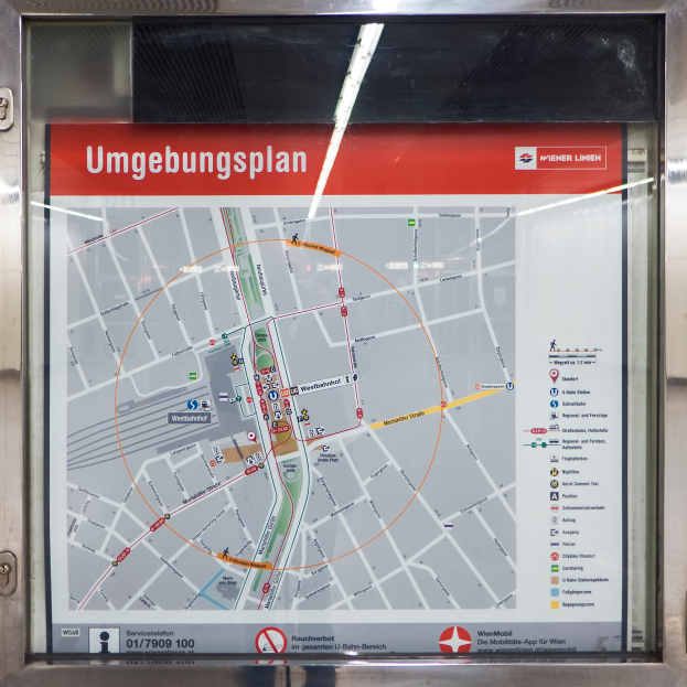 Detailierter Routenplan der Münchner U-Bahn auf einer Glasplatte dargestellt.