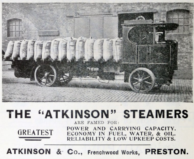 Anzeige für Atkinson-Dampfwagen mit einem Fahrzeug auf der Straße, Gepäck darauf, einem Gebäude mit Fenstern im Hintergrund und dem Text "Atkinson-Dampfwagen - Die größte Kraft und Tragfähigkeit" unten.