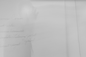 Ein Stück Papier mit etwas darauf geschrieben.