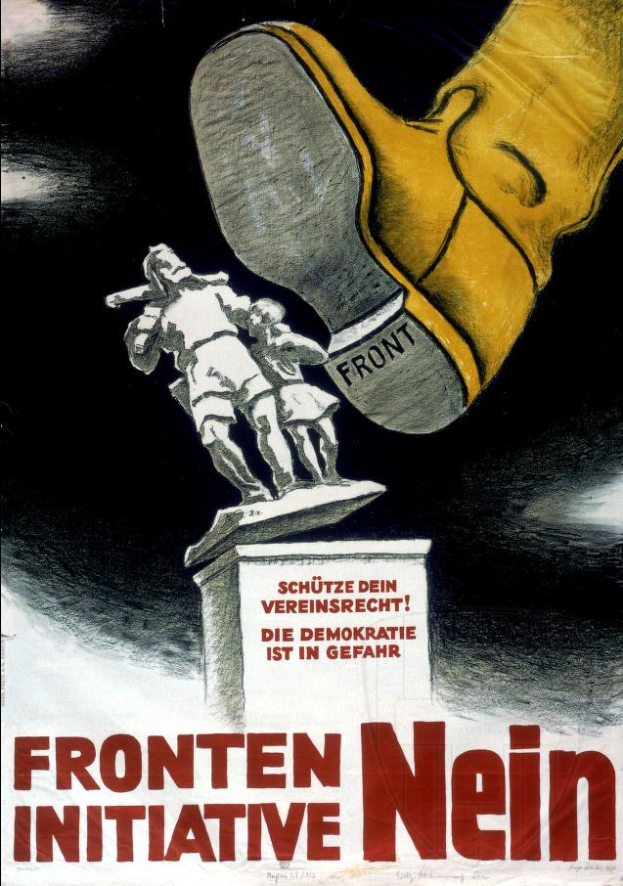 Ein deutsches Propagandaplakat mit einer Statue einer Hand, die einen Hammer hält, und einer Person auf einem Podest, mit Text über die Fronten Initiative Nein.