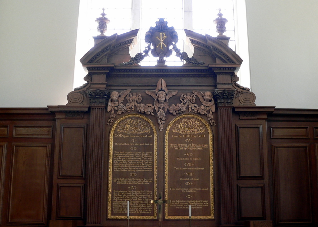 Ein Museums Schild mit Text und Skulpturen darauf.