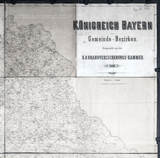Eine detaillierte Schwarz-Weiß-Karte von Königreich Bayern, Deutschland, die geografische Merkmale wie Flüsse, Berge und Städte zeigt und informative Texte enthält.