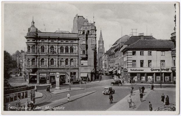 Schwarzes und weißes Foto einer belebten Münchner Stadtstraße mit Fußgängern, Fahrzeugen und Fenstern an den Gebäuden, Bäumen im Hintergrund und Text unten.