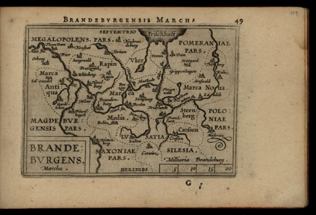 Ein altes Buch mit einem schwarzen Hintergrund, das eine detaillierte Karte der Brandenburg-Region Deutschlands zeigt, einschließlich Flüsse, Berge und Städte, mit begleitendem Text, der zusätzliche Informationen bietet.