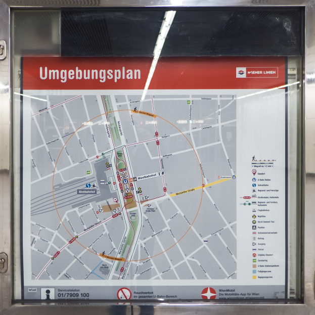 Ein detaillierter U-Bahn-Halteplan von München, Deutschland, auf einer Glasplatte angezeigt.