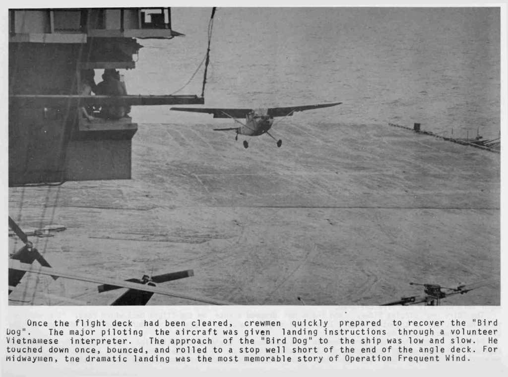 Flugzeuge am Himmel mit Text unten im Bild.