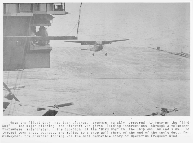 Flugzeuge am Himmel mit Text unten im Bild.