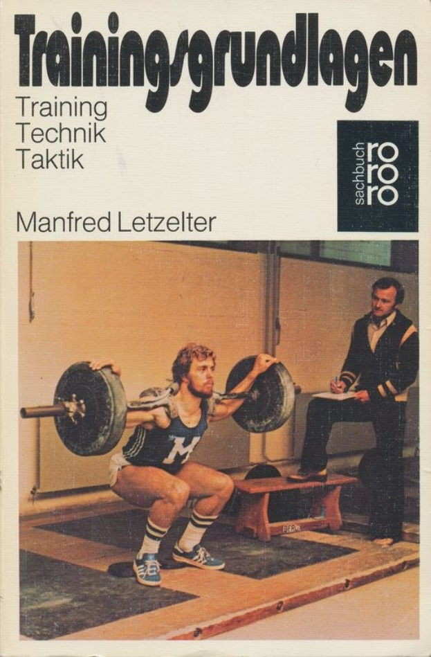 Buchumschlag mit dem Titel "Training Technik Taktik" von Manfred Letzelter, der einen Mann zeigt, der eine Hantel in einem Fitnessstudio hochhebt und ein weißes T-Shirt und blaue Shorts trägt.