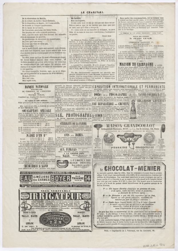 Schwarze und weiße Zeitungsseite mit mehreren Werbeanzeigen mit Text und Bildern.