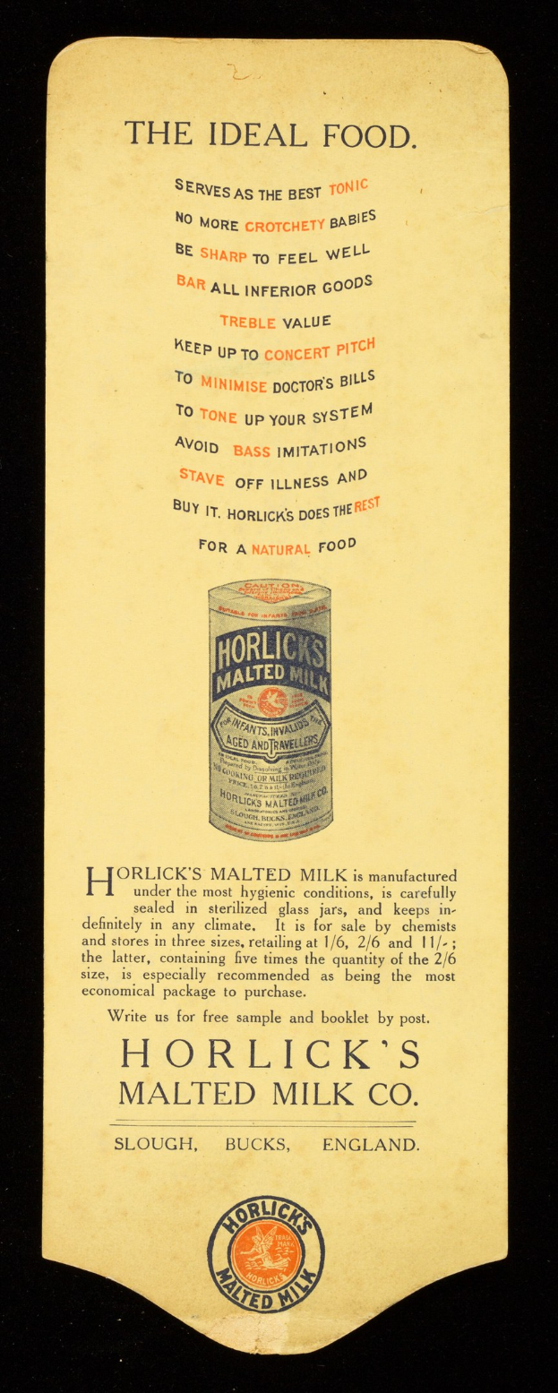 Schwarze und weiße Anzeige für Horlicks Malted Milk Co. auf altem Papier mit Text, der das Produkt beschreibt, vor dunklem Hintergrund.