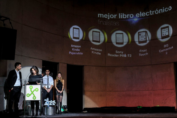 Vier Personen auf der linken Seite, wobei eine Frau einen Vortrag hält und verschiedene Gadget-Bilder im Hintergrund mit ihren Namen darunter angezeigt werden.