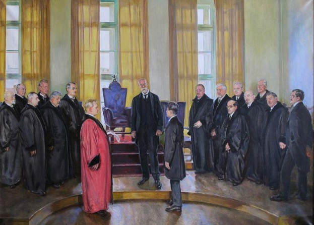 Ein Bild mit dem Titel "Das Oberste Gericht der Vereinigten Staaten", das eine Gruppe von Männern in schwarzen Roben vor einem Richter in einer roten Robe in einem Gerichtssaal zeigt, mit einem Stuhl, Treppen, Fenstern mit Vorhängen und einer Wand im Hintergrund, Öl auf Leinwand.