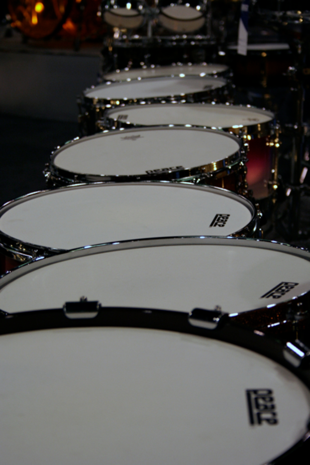 Eine Vielzahl von Drogen auf einem Boden verstreut.