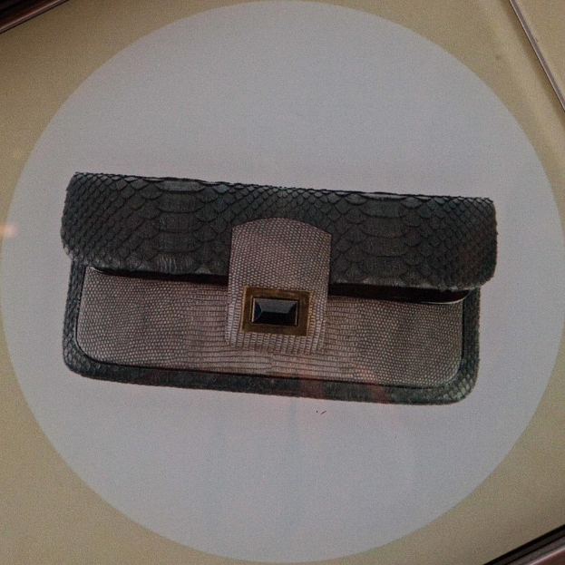 Eine Frauenbörse wird auf eine Oberfläche gelegt.