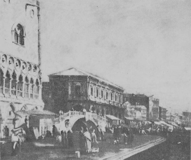 Ein Schwarz-Weiß-Foto von Piazza del Popolo in Venedig, Italien, das eine Stadtstraße mit Gebäuden, Menschen, einer Brücke und dem Himmel zeigt, mit dem Text "Piazza del Popolo, Venedig, Italien" unten.