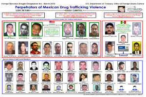 Ein Plakat mit einem hellblauen Hintergrund, das Fotos verschiedener Personen zeigt, die des mexikanischen Drogenhandels beschuldigt werden, alle blicken direkt auf den Betrachter und haben einen ernsten Gesichtsausdruck, und fette schwarze Schrift in der Mitte, die "Verbrecher der mexikanischen Drogenhandelsgewalt" lautet.