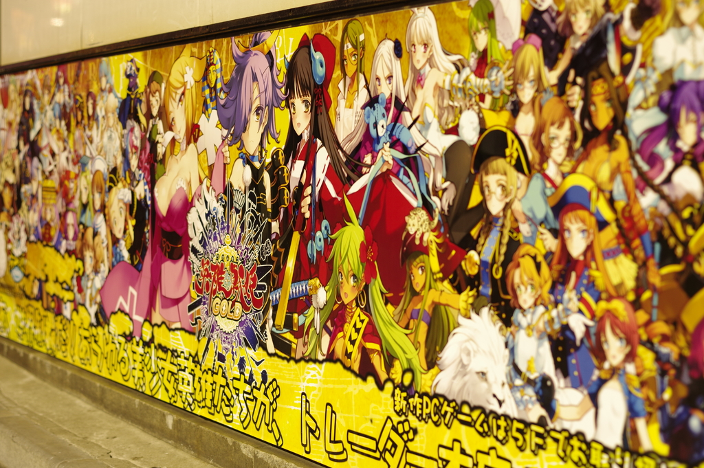 Eine Wand mit Kunstwerken von Cartoon-Figuren und darauf geschriebenem Text.