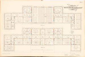 Ein aufgeschlagenes Buch mit einem detaillierten Grundriss des Berliner Olympia-Gymnasiums, das mit Etiketten für Räume, Flure, Fenster und Türen versehen ist.