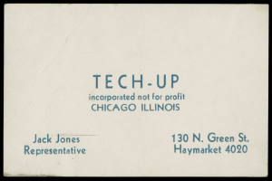 Eine alte Visitenkarte mit den Worten "tech-up incorporated not for profit" darauf vor einem schwarzen Hintergrund.