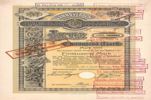 Alte deutsche Regierungspapiere mit rotem Stempel, Text und Zahlen auf altem Papier.