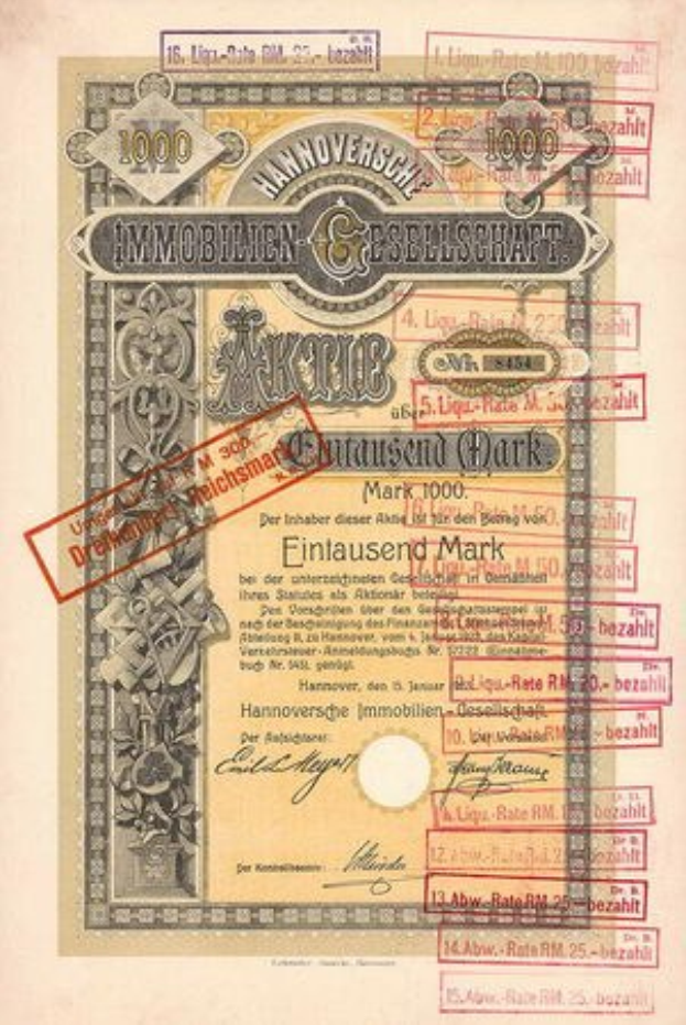 Alte deutsche Regierungspapiere mit rotem Stempel, Text und Zahlen auf altem Papier.