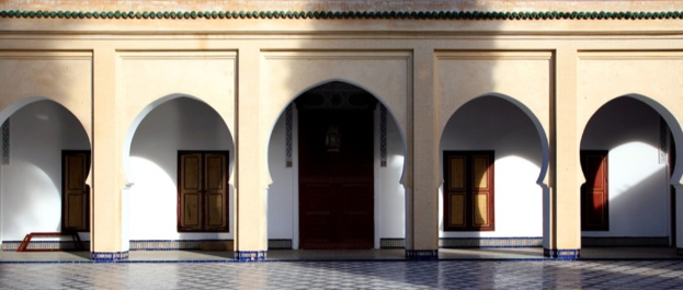 Ein Gebäude mit einer Tür und Fenstern, das auf einem Boden steht.