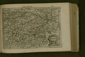 Ein aufgeschlagenes Buch, das eine detaillierte Karte von Bayern zeigt, mit beschrifteten St√§dten und Ortschaften.