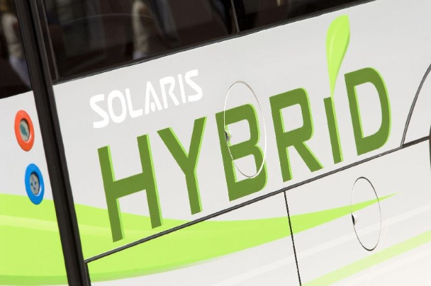 Ein Close-up eines weißen und grünen Busses mit der Aufschrift "Solaris Hybrid", der auf einen Elektrobus hinweist.